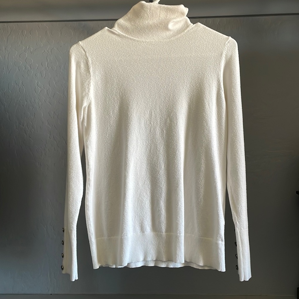 White/crème turtle neck with buttons on sleeve